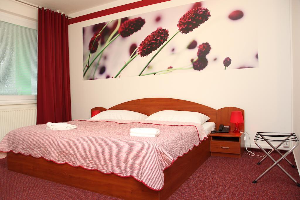 Hotel Krystal Hodonín Dış mekan fotoğraf